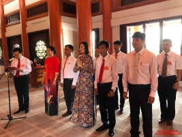 Đại biểu dự Đại hội Đại biểu Hội Nông dân thị xã Chí Linh lần thứ XI, nhiệm kỳ 2018 – 2023 dâng hương tại đền thờ Liệt sĩ thị xã Chí Linh