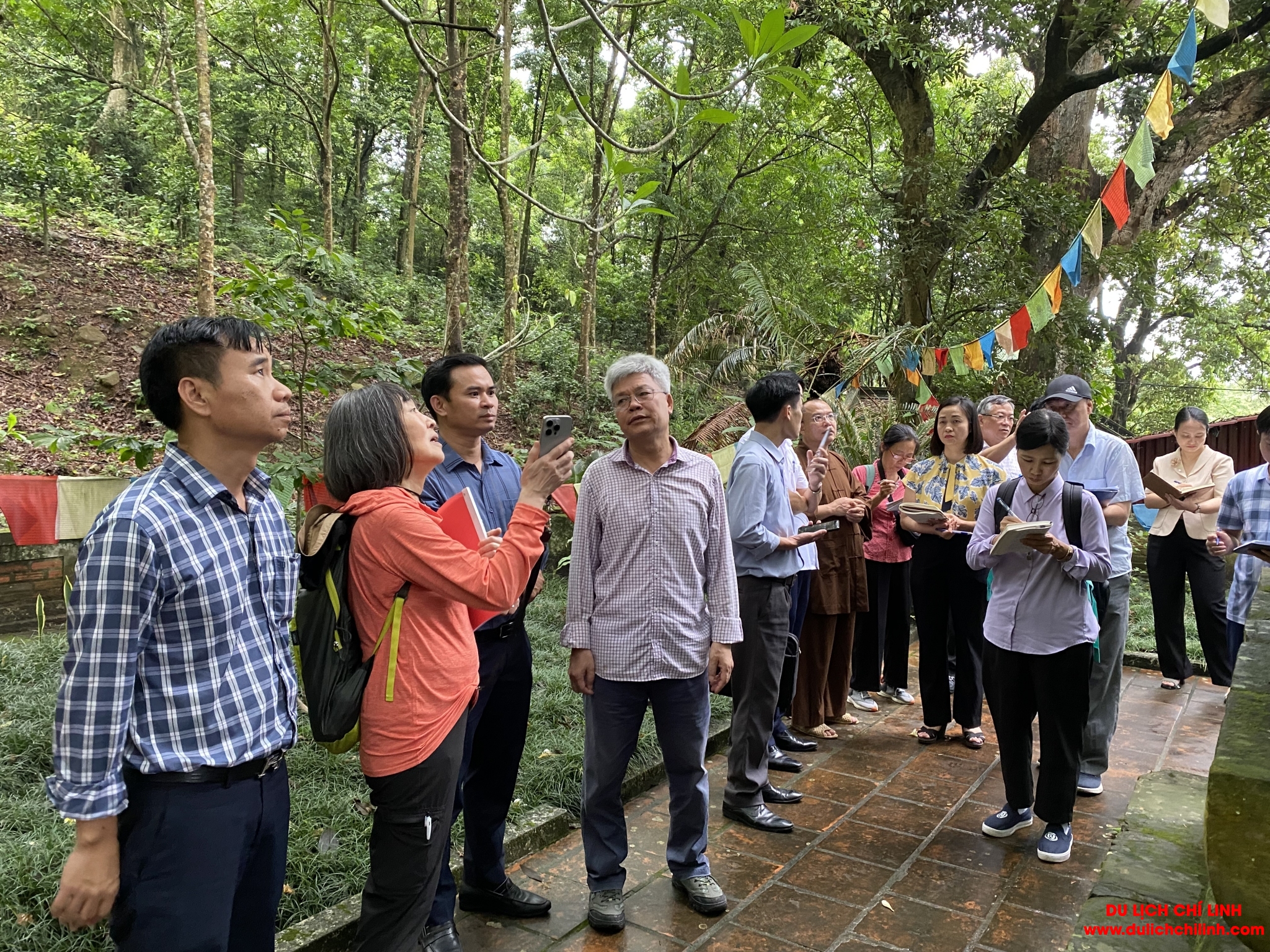 Các chuyên gia khảo sát, thẩm định tại di tích Chùa Thanh Mai