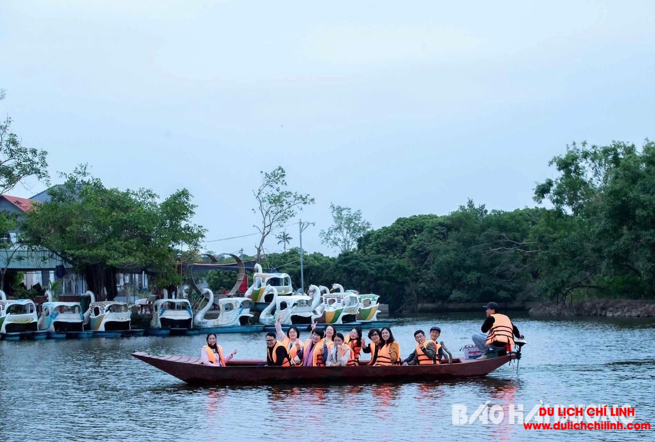 Dịp này, Ban Quản lý khu du lịch sinh thái Đảo Cò (Thanh Miện) trang bị thêm 150 áo phao phục vụ du khách